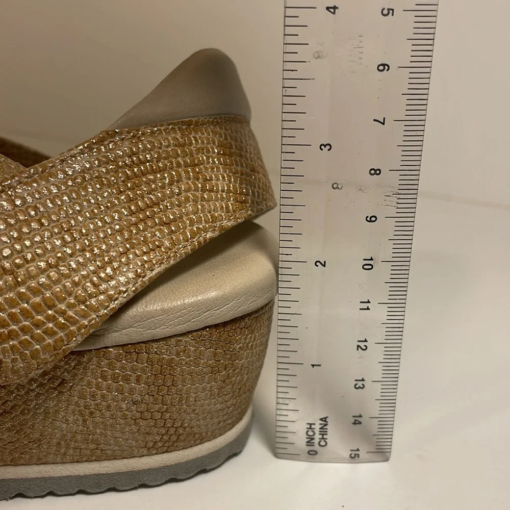 Amalfi by Rangoni Cream & Gold Leather Wedge Sandal Made in Italy Size 9 N EUC